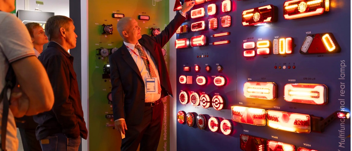 mann vor einer wand mit licht produkten auf der Automechanika frankfurt 